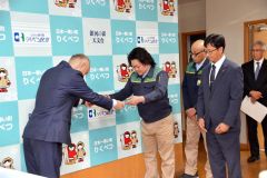 (写真左から)本田学町長から感謝状を受け取る現場関係者