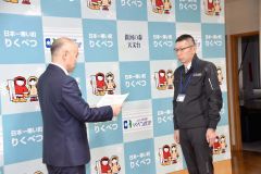 (写真左から)本田学町長から感謝状を受け取る現場関係者