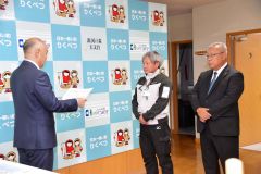 (写真左から)本田町長から感謝状を受け取る現場関係者