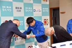 (写真左から)本田町長から感謝状を受け取る現場関係者