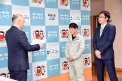 (写真左から)本田町長から感謝状を受け取る現場関係者