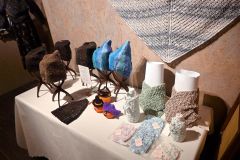 編み物講師の羽鳥さん初個展　２６日までミントカフェで 4