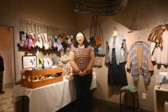 編み物講師の羽鳥さん初個展 ミントカフェで26日まで開催
