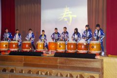 上浦幌開拓太鼓を演奏する小学５、６年生