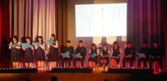 朗読劇を発表する中学生