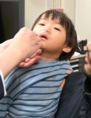 豊頃医院でフルミスト点鼻液を接種する子ども