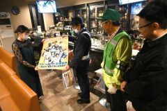 飲食店を巡回し、飲酒運転根絶を呼び掛けるポスターなどを配布する関係者ら