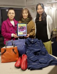 秋冬の洋服合同展示販売会をＰＲする（左から）宮本店主、飛田代表、池田さん