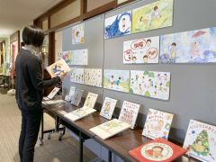 絵本の実寸大ほどのパネル１５枚を展示する