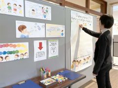 自分や他者の「気持ち」について考える内容で、絵本の実寸大ほどのパネル１５枚を展示する