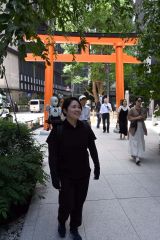 肩に乗せたオリヒメと会話しながら日本橋を楽しめるガイドツアー