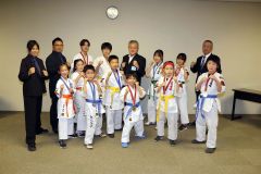 全日本ジュニアでの活躍誓う フルコンタクトカラテの葵塾と鈴木道場の選手たちが広瀬教育長を表敬訪問