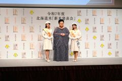 北海道米の魅力を伝えるマツコさん（中央）ら