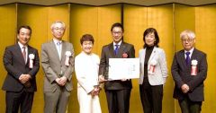 「HRアワード2025」で最優秀個人賞に輝いた西田氏(右から3人目、本人提供)