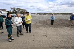 仮称・テイセン工業団地の工事現場を視察する小野町長（手前左から２人目）