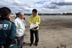 仮称・テイセン工業団地の工事現場を視察する小野町長（左から２人目）