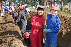 大きなナガイモを折らずに掘り上げて笑顔を見せる児童（２３日午前１０時２０分ごろ、須貝拓也撮影）