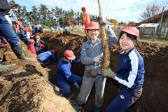学校農園のナガイモ豊作、児童が収穫 帯広川西小