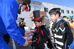 ハロウィーンパレードを楽しむ園児ら