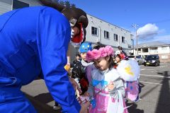 ハロウィーンパレードを楽しむ園児ら