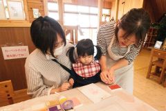 手形アートを楽しんだ来場者