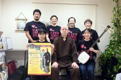 記念コンサートをＰＲする実行委員と前列の（右から）加藤恵理奈代表、加藤博会主、加藤きみ子さん