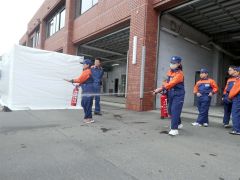 消化器取り扱い訓練を行う団員ら（広尾消防署提供）