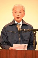 あいさつする高橋会長