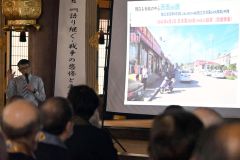 日本軍の被害に遭った村の現在の様子を説明する蓑口さん
