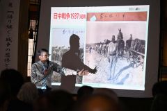赴いた祖父の写真をもと日中戦争について語る蓑口さん