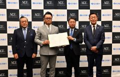 締結式で記念撮影に応じる（左から）ＭＯＥホールディングスの水戸繁男会長兼ＣＦＯ、水戸社長。北洋銀の津山頭取、水本健一専務執行役員本店長