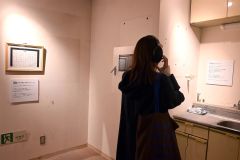 会場でボイスメッセージを聞く来場者