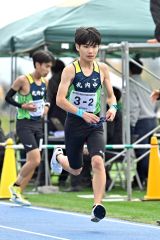 【男子１部】札内の２区・北野想志朗が、兄幸之介（奥）から託されたたすきを手に駆け出す