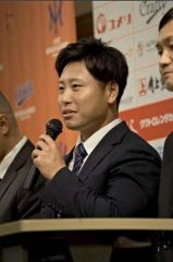 ドラフト会議終了後に行われた記者会見で決意を語るオイシックス新潟の牧野憲伸(チーム提供)