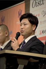 ドラフト会議終了後に行われた記者会見で決意を語るオイシックス新潟の牧野憲伸(チーム提供)