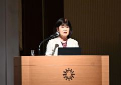 講演する名執さん