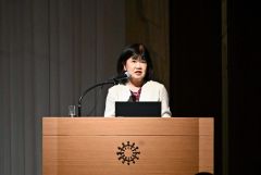 講演する名執さん