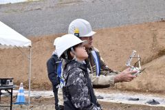 ドローン操縦を体験する生徒
