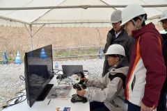 重機シュミレーターを体験する生徒