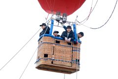 熱気球に乗り笑顔を見せる参加者たち