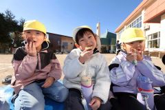 焼き芋を頬張る園児たち（２４日、助川かおる通信員撮影）