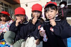 焼き芋を頬張る園児たち（２４日、助川かおる通信員撮影）
