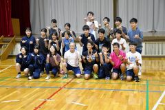 佐藤さんと記念撮影する生徒ら