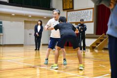 レスリングのタックルを指導する佐藤さん