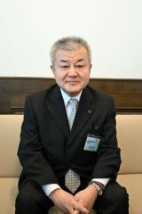 広瀬前教育長が退任あいさつで来社 2