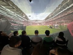 臨場感あふれるサッカー観戦を楽しむ参加者(フォレストデジタル提供)