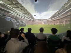 臨場感あふれるサッカー観戦を楽しむ参加者(フォレストデジタル提供)