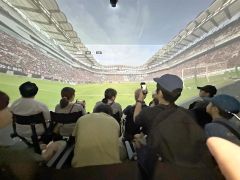 臨場感あふれるサッカー観戦を楽しむ参加者(フォレストデジタル提供)