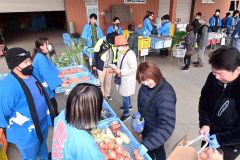 トマトやタマネギ、ブロッコリーなどを買い求める人でにぎわった