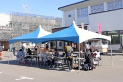 多くの村民が訪れた会場